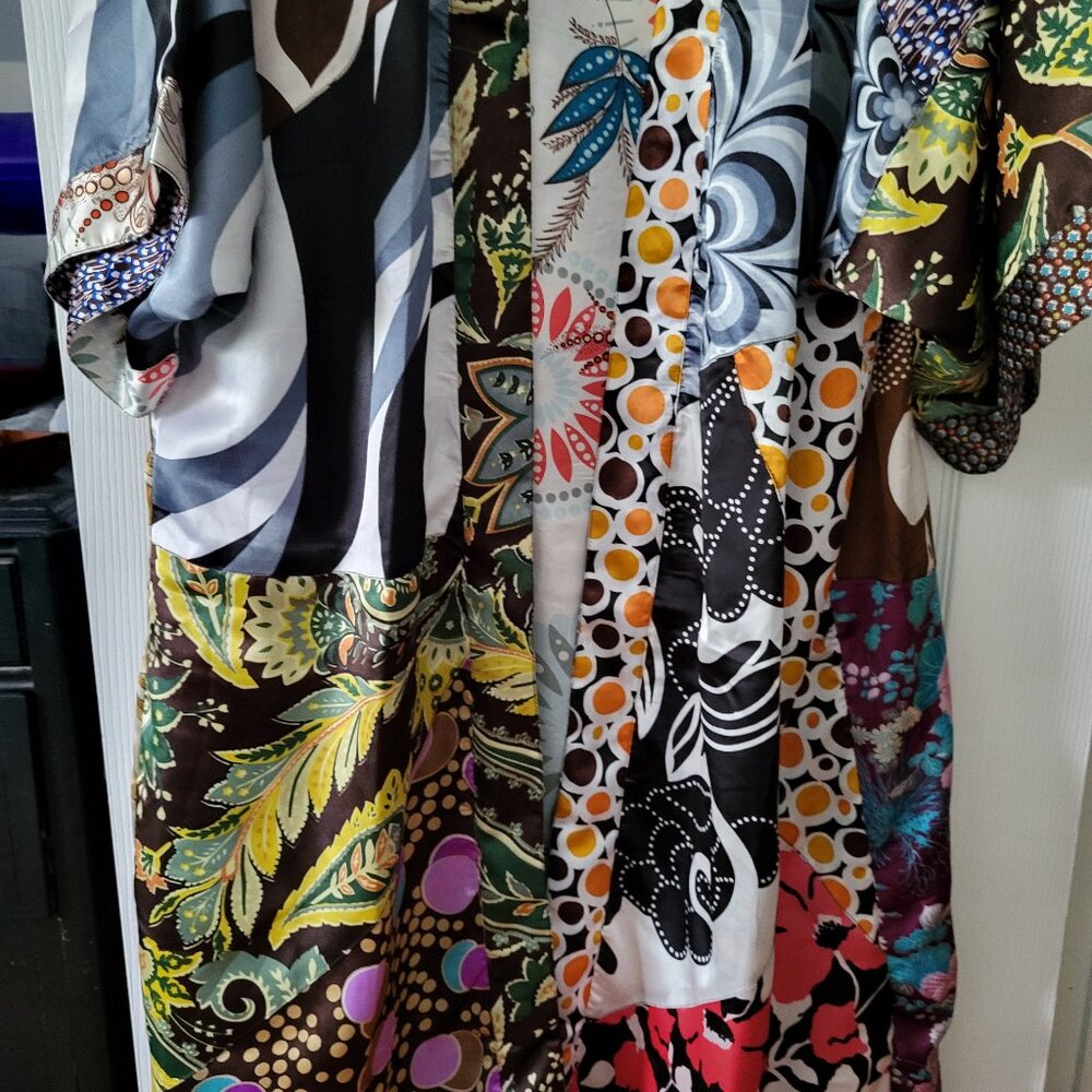 Sacred Threads Reversable Robe - Picture 5 of 7
